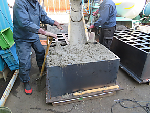 遮蔽体（コンクリート注入中）製作