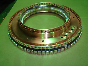 電気接点（自社で熱処理したBe銅に接点をロー付けしています）接点製作後、全体銀メッキ施工